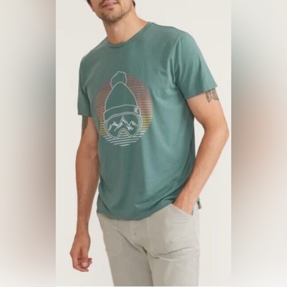 MARINE LAYER Men’s Signature Crew Graphic Tee in Green Ski Snowboard - Picture 2 of 8